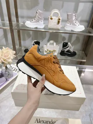 p710 ALEXANDER MCQUEEN/亞歷山大麥昆 官網同春夏男Sprint運動情侶款 鞋側面飾有時尚個性字母seal Logo標誌 全皮壓花工藝 內裡網 牛皮墊腳，不脫層不褪色，最新精美全套包裝 另配有一幅鞋帶 男39-45
