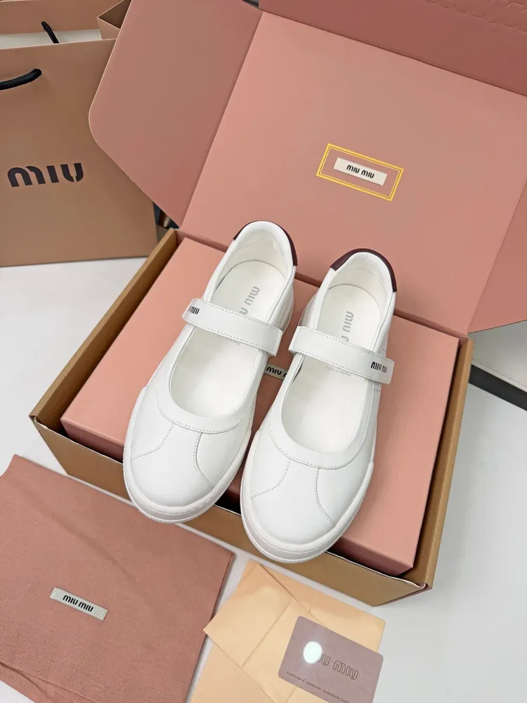 MiuMiu 繆繆 2026瑪麗珍，美到心坎上啦！柔軟的真皮材質，觸感細膩，親膚舒適。