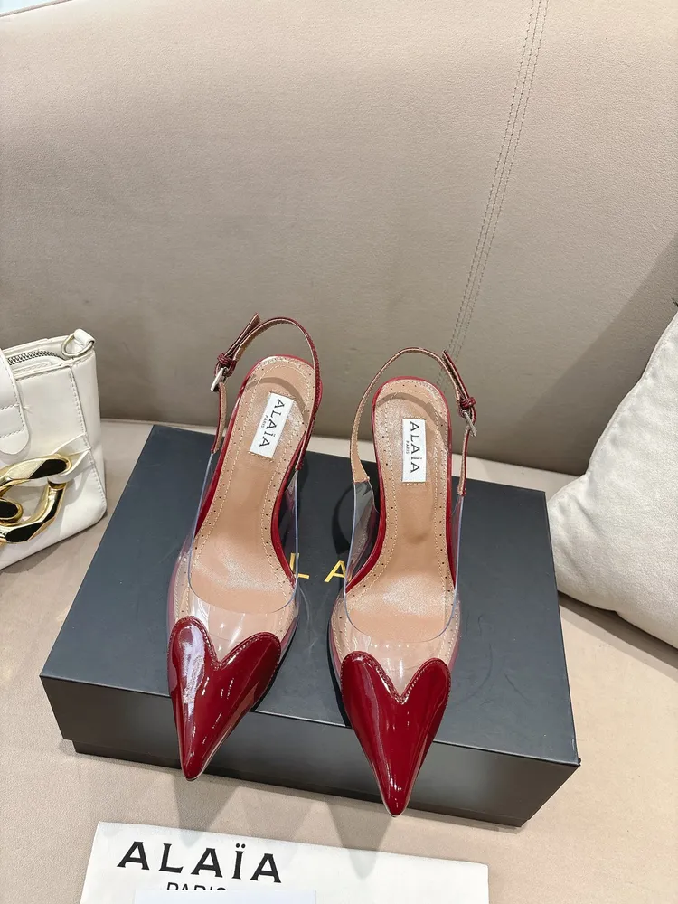 P660 ALAÏA2026 春夏HighLove坡跟穆勒鞋 標誌性愛心鞋頭+透明PVC拼接，辨識度超高!漆皮與裸色透明材質結合，視覺輕盈，坡跟設計拉長腿部線條，穿著更穩
