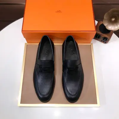 工廠💰【愛馬仕 HERMES】（牛皮內裡）🍀義大利頂級奢侈🍀他不追求新奇的款式和華麗的色彩，以其完美無瑕、優雅、經典的風格吸引著成功男士的青睞正裝皮鞋 這款非常非常舒適，簡潔穩重的款式讓您輕鬆搭配任何風格！版型絕對原版套楦1:1精製，