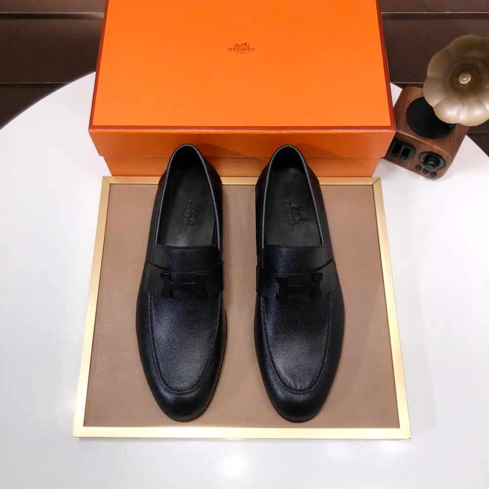 工廠💰【愛馬仕 HERMES】（牛皮內裡）🍀義大利頂級奢侈🍀他不追求新奇的款式和華麗的色彩，以其完美無瑕、優雅、經典的風格吸引著成功男士的青睞正裝皮鞋 這款非常非常舒適，簡潔穩重的款式讓您輕鬆搭配任何風格！版型絕對原版套楦1:1精製，