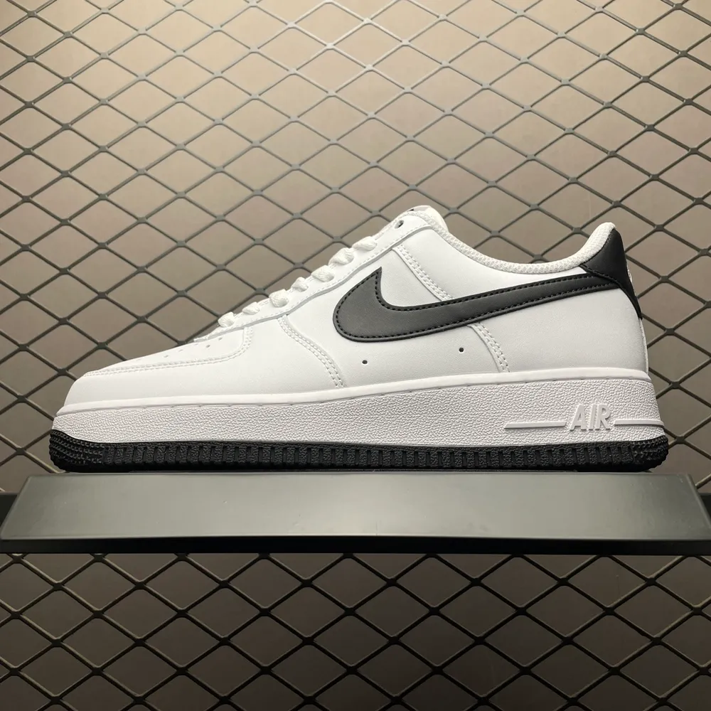 💰550 純原NK Air Force 1 Low 空軍一號低幫休閒板鞋 FQ4296-101 原廠衝刀皮料切割乾淨 無任何毛邊 打造純正空軍 全掌內建蜂窩氣墊 原盒配件 原廠中底鋼印、拉幫完美 全套原楦原模傾力打造完美版型 尺碼：36 