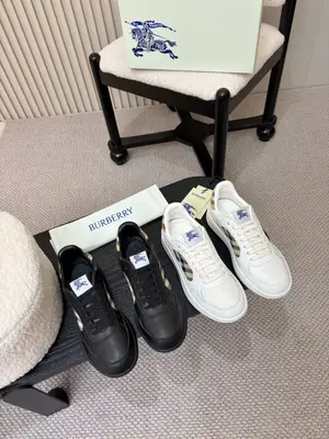 女款660元！ Burberry2025爆款出爐，歷經三年經典格子迴歸，百搭，裝飾精紡 Burberry 格紋圖案。搭配網眼內襯和格紋鞋帶，橡膠鞋底飾有典藏 Burberry 字母徽標。來自 Burberry 經典之作系列，以鮮明品牌風格詮