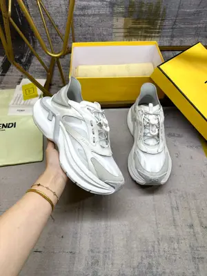 FENDI鬆緊鞋帶低幫運動鞋。白色絲綢牛皮和網眼布材質。同色系波狀鞋提。白色登山鞋帶和飾有定製FF圖案的急停緊韌體。一側飾有三維橡膠標誌貼花。同色系超輕橡膠厚鞋底，邊緣飾有凸紋F圖案拿，女35-40碼，男38-45碼