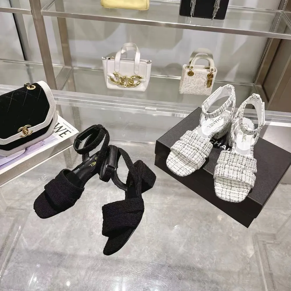 𝐂𝐇𝐀𝐍𝐄𝐋★小香 春夏新品 專櫃新款涼鞋電繡凌格永不褪去的經典元素 💋展現與眾不同的穿搭風格美到無話可說 夏季必入款……     鞋面：進口羊皮/針織面料