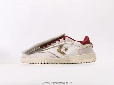 匡威Converse Chuck 1970s 馬年限定匡威2026馬年CNY新年限定經典1970s鞋型披上新年戰袍，白金紅配色自帶新年氛圍，流蘇可拆卸搭配雙鞋帶設計，鞋面材質紋理凸顯質感，白底赤紋交織祥瑞，金色鉚釘點綴鴻運——左牽酒紅沉穩，