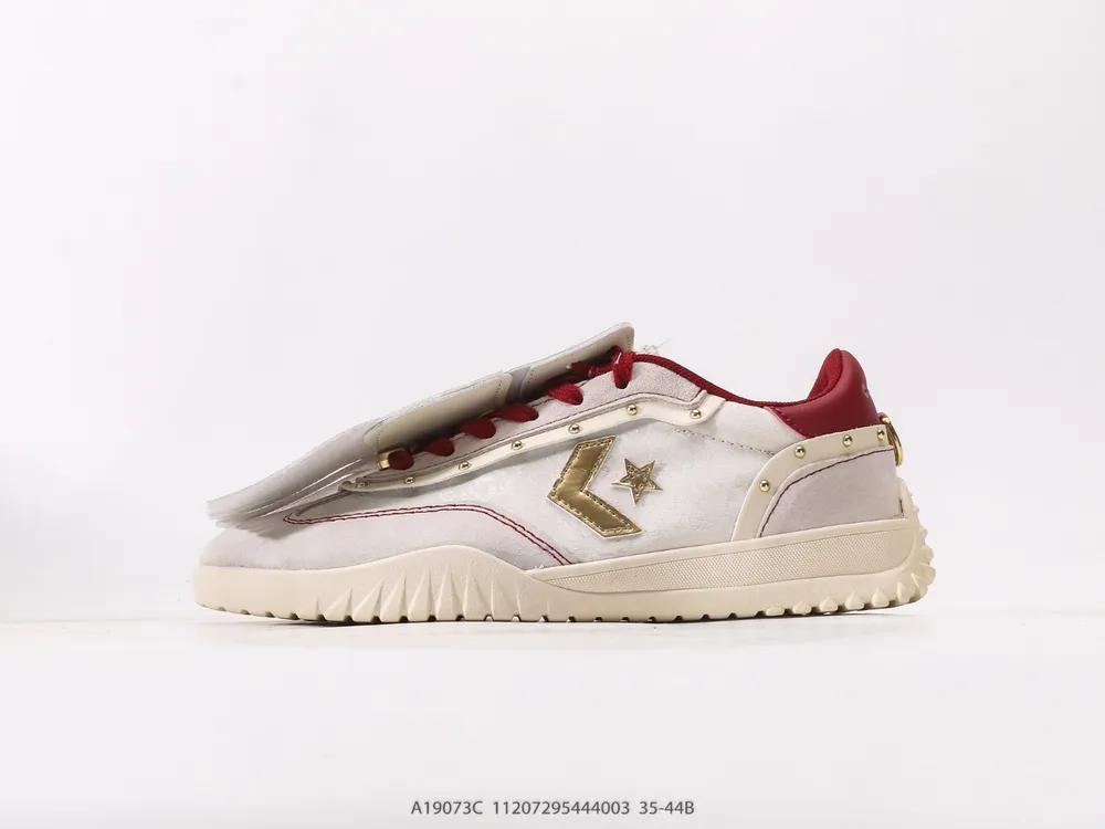 匡威Converse Chuck 1970s 馬年限定匡威2026馬年CNY新年限定經典1970s鞋型披上新年戰袍，白金紅配色自帶新年氛圍，流蘇可拆卸搭配雙鞋帶設計，鞋面材質紋理凸顯質感，白底赤紋交織祥瑞，金色鉚釘點綴鴻運——左牽酒紅沉穩，