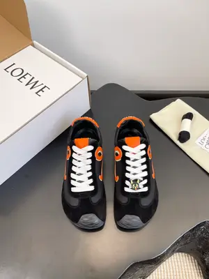 LOEWE•26s羅意威秀場款，diy可愛搞怪運動鞋！大頭的鞋型非常好看而且有點小搞怪的感覺！鞋帶的小裝飾感覺還可以自己diy一下子！鞋側面依舊是經典的羅意威經典logo！增加辨識度其字型也有一定的藝術性！內裡柔軟舒適非常適合日常！！