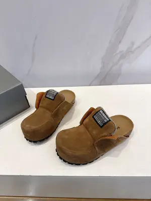 p690  巴黎世家 × Scholl 聯名包頭拖鞋🖤 正式登場。