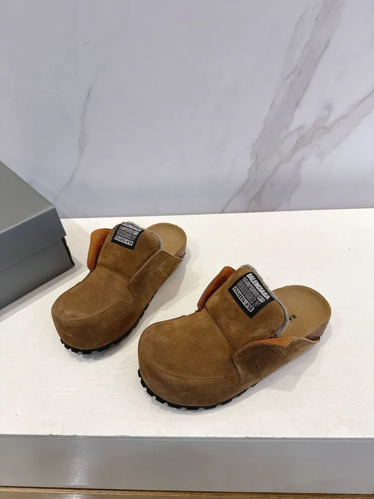 p690  巴黎世家 × Scholl 聯名包頭拖鞋🖤 正式登場。