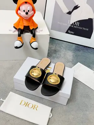 春夏新款Dior D-Lane 迪奧拖鞋，經典風格。黑色牛皮革鞋面展，飾以金色飾面金屬扣標誌，彰顯時尚氣質。加墊皮革內底打造舒適的穿著體驗，簡約的設計便於穿脫，打造休閒的造型。