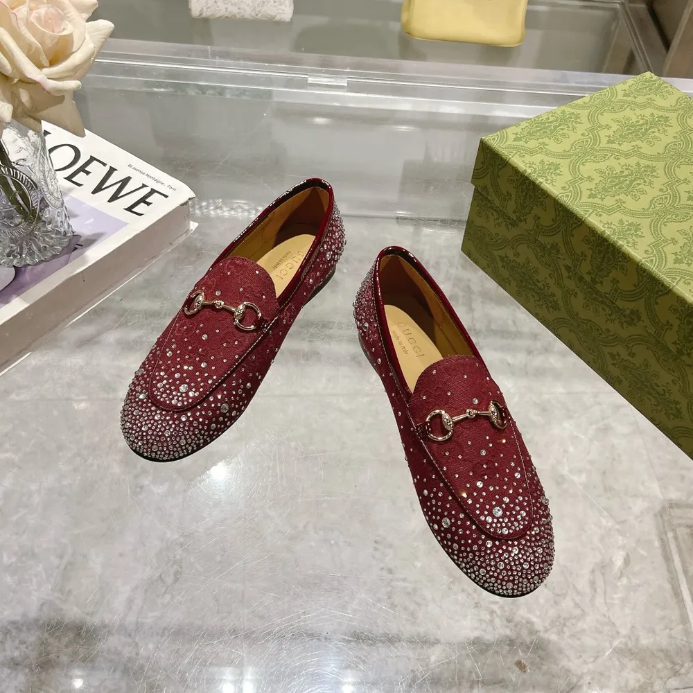 酒紅G鑽 （35-41）(41/42定做)作為Gucci設計傳承的傑出代表，Jordaan系列飾馬銜扣樂福鞋生動彰顯經典優雅格調。這款鞋履採用品牌標誌性字母圖案帆布，成就雋永經典。這款鞋履材質柔軟，廓形精緻流暢，彰顯日常優雅風範。