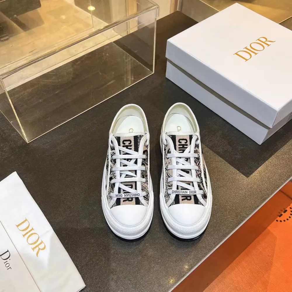 Dior爆款老花厚底刺繡👟P650元，女神款 Dior2023年大爆款🔥🔥🔥🔥🔥，鞋面繼承經典老花系列，內裡羊皮，牛皮墊腳，橡膠大底輕便，大底厚5cm,讓你立刻變大長腿，超級百搭，人手必入。 35-41碼（34 42可定做） D