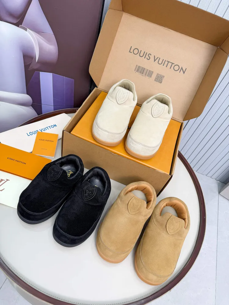 🔥新款上架🔥 Louis Vuitton 25ss ，LV聯名nigo YETI 胖丁 醜萌，眾多網紅明星紛紛開秀上腳 ， 經典百搭的單品 面料：進口牛反絨。內裡：高階彈力網布，原版開模大底。碼數：女裝，35-41(女41定做)，男裝3
