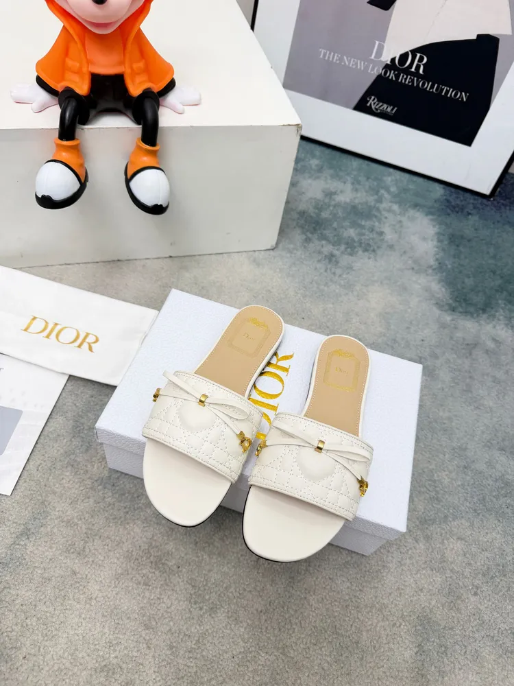 春夏新款Dior D-Lane 迪奧拖鞋，經典風格。黑色牛皮革鞋面展示5D電秀藤格紋圖案，飾以金色飾面金屬 CD扣標誌，彰顯時尚氣質。加墊皮革內底打造舒適的穿著體驗，簡約的設計便於穿脫，打造休閒的造型。
