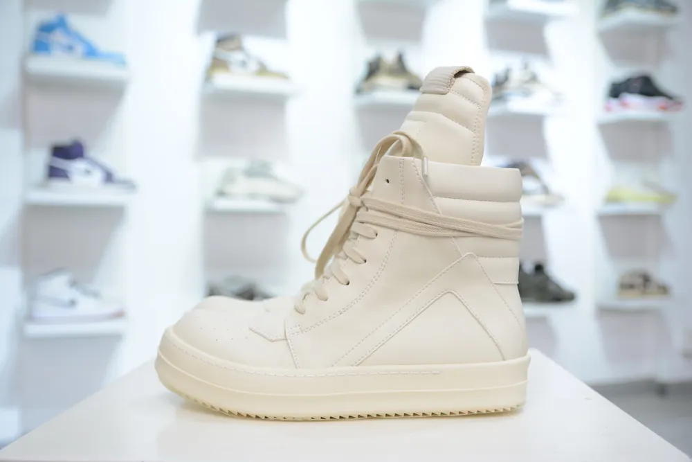 莞產純原 RO歐文斯Rickowens 主線高幫 經典西瓜頭款式“RO高幫倒三角純白” 水染粒面小牛皮材質，和針車間距都是極致還原！頂級頭層的小牛皮，質感無敵，奢侈品的觸感！定製品牌logo的拉鏈！超大一比一規格禮盒裝，重達3斤以上，外加定
