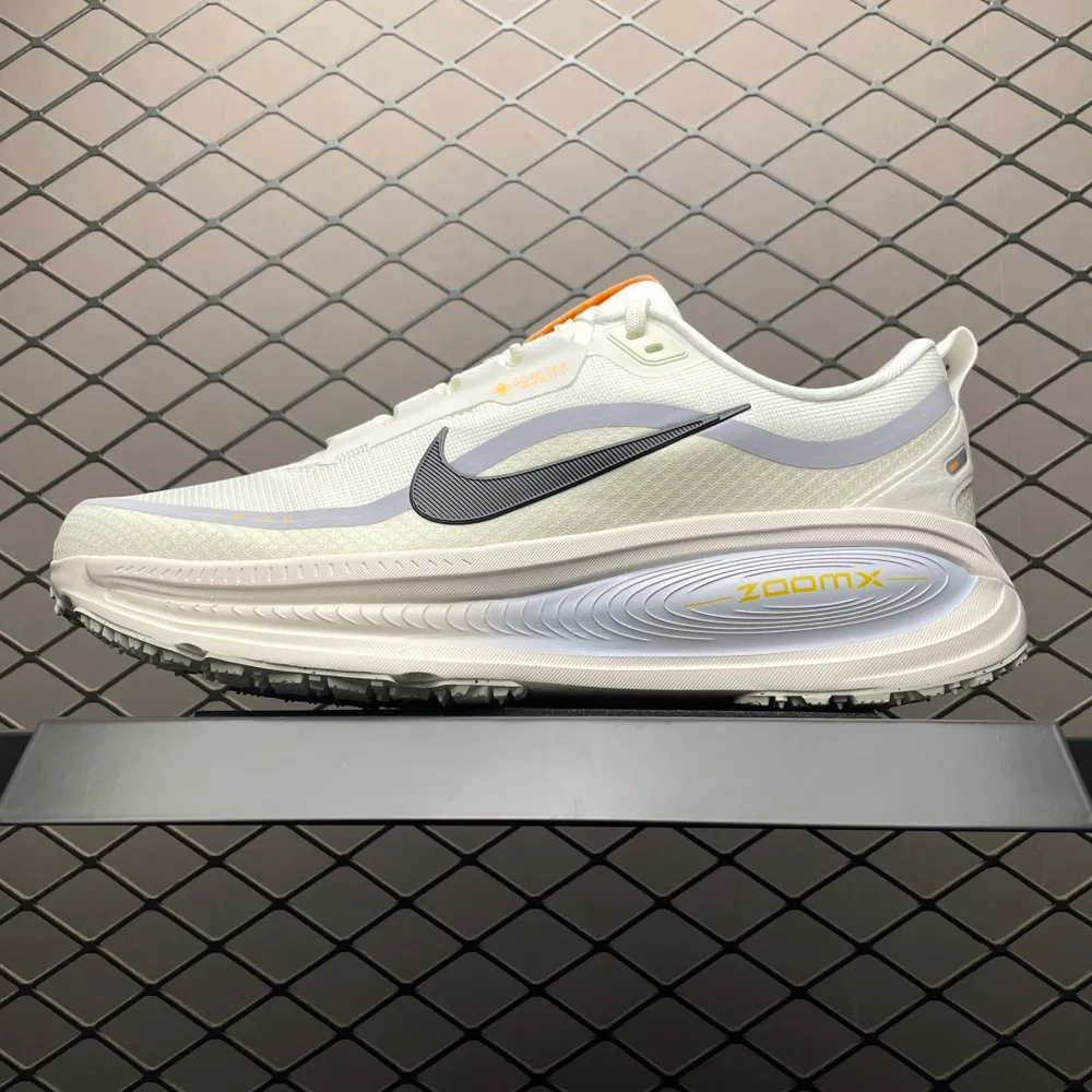 💰540 純原版 NK Vomero 18 GTX V18 網面透氣跑步鞋 HQ7002-100 高階零售專供品質 正確防水防汙鞋面 全新升級 內建RFID晶片 鞋盒鋼印 獨傢俬模  正確組合大底 區別其他一體大底 尺碼： 36 36.5