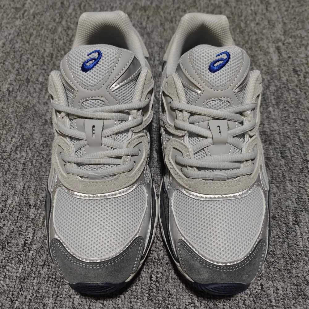 💰530  純原 Asics 亞瑟士 GEL-NYC 低幫運動休閒跑步鞋 1203A383-025 外貿平臺專供 大廠出品 細節到位 區別市面通貨 尺碼：36 37 37.5 38 39 39.5 40 40.5 41.5 42 42.5