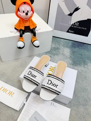 Dior 2026春夏系列拖鞋，精緻優雅。Dior標誌超有辨識度，日常或度假都能輕鬆駕馭。Oblique壓紋是Dior經典元素， 環保編織PP面料 經典升級 復古舒適度與時髦度並存 設計搭配不同風格需求