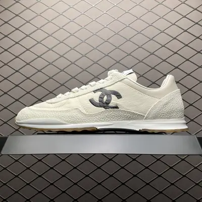 Chanel 香奈兒26ss 低幫休閒鞋 非常難買的一款鞋 全網最火的厚底熊貓鞋 可想而知控不可錯過的 顏值與舒適並存 鞋面：牛仔布 內裡：羊皮 大底：原版橡膠發泡大底 尺碼：35 36 37 38 39 40 編號：41IFTU588