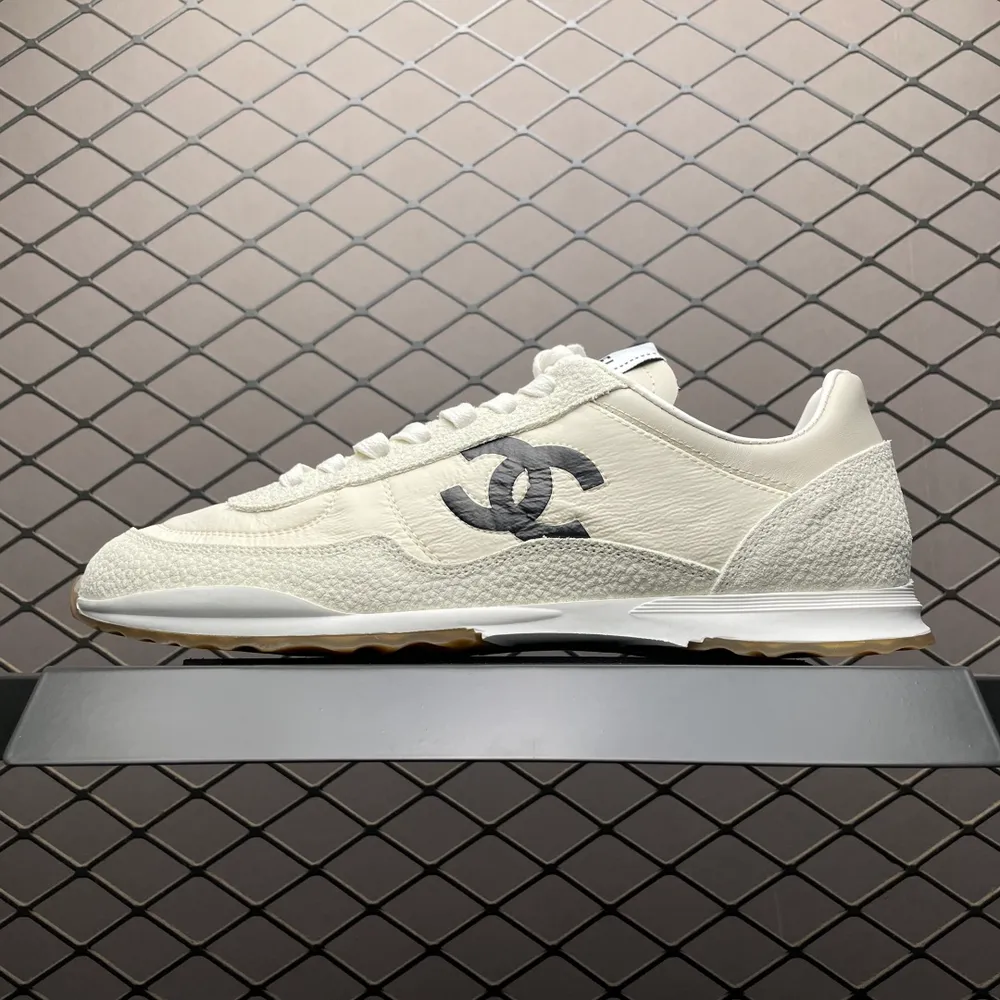 Chanel 香奈兒26ss 低幫休閒鞋 非常難買的一款鞋 全網最火的厚底熊貓鞋 可想而知控不可錯過的 顏值與舒適並存 鞋面：牛仔布 內裡：羊皮 大底：原版橡膠發泡大底 尺碼：35 36 37 38 39 40 編號：41IFTU588
