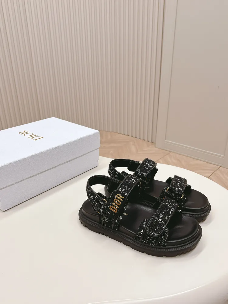 出p630 經典升級加2024新色系 Dior迪奧 經典魔術貼涼鞋拖鞋系列 原版復刻 高版本 超耐看超百搭款 上腳非常舒適 顯瘦又顯白 鞋面牛皮  羊皮裡 原版d五金扣 ，原版TPU大底 碼數：35-41碼