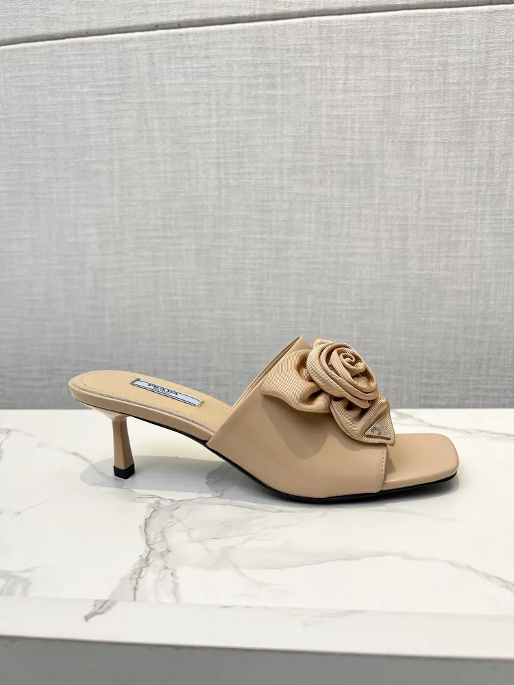 620¥ 🇨🇳🇨🇳Prada/普拉達2023ss新品  玫瑰🌹花涼拖 小紅書各大博主各種秀🌹原版1-1開發玫瑰花三角五金扣，進口開邊珠牛皮 原版羊皮內裡 義大利原版真皮大底👠 跟高:5.5CM 原版5色現貨供應🀄️碼數：35
