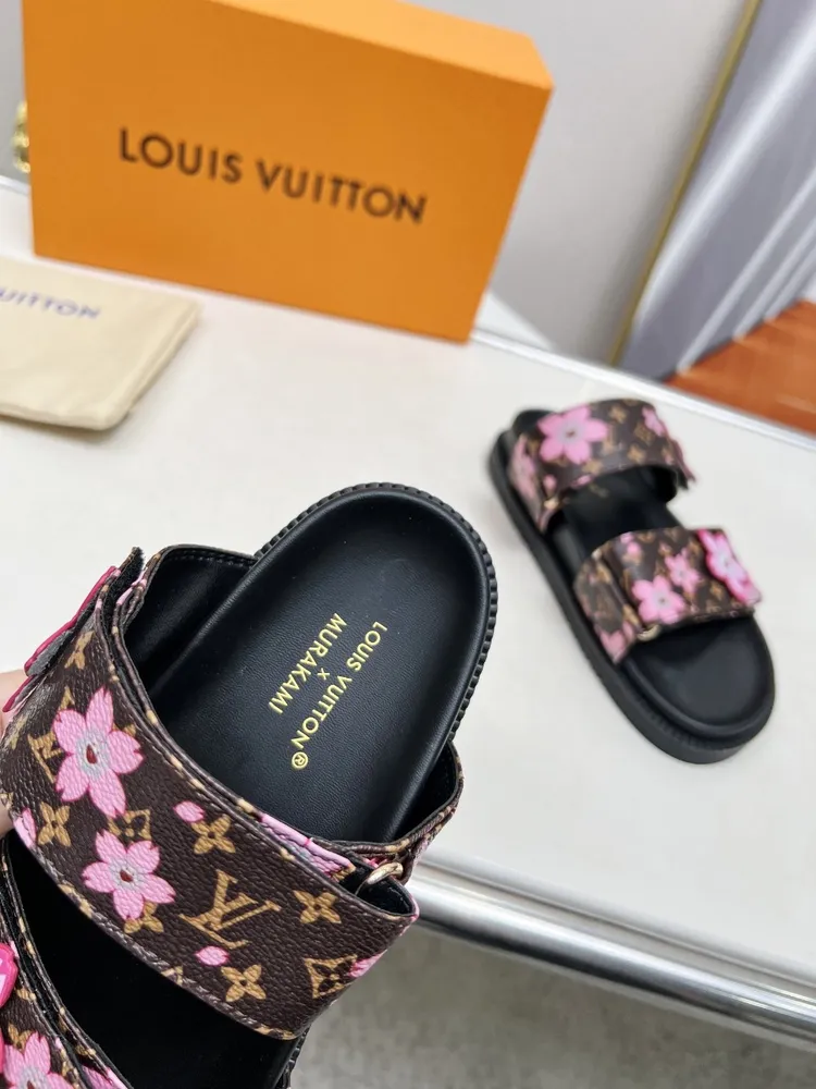 Louis Vuitton路易威登多色可選新款拖鞋火爆上市，1:1高階定製，秒殺一切仿品，原版開模LOGO裝飾，既時尚又美觀，面料:小牛皮，面料數碼印花，內裡羊皮，精美原版鞋楦，大底，鞋底加水臺4釐米。碼數35—42,  多色可選帶圖下單，