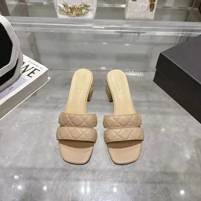 𝐂𝐇𝐀𝐍𝐄𝐋★小香 春夏新品 專櫃新款涼鞋電繡凌格永不褪去的經典元素 💋展現與眾不同的穿搭風格美到無話可說 夏季必入款……     鞋面：進口羊皮/針織面料