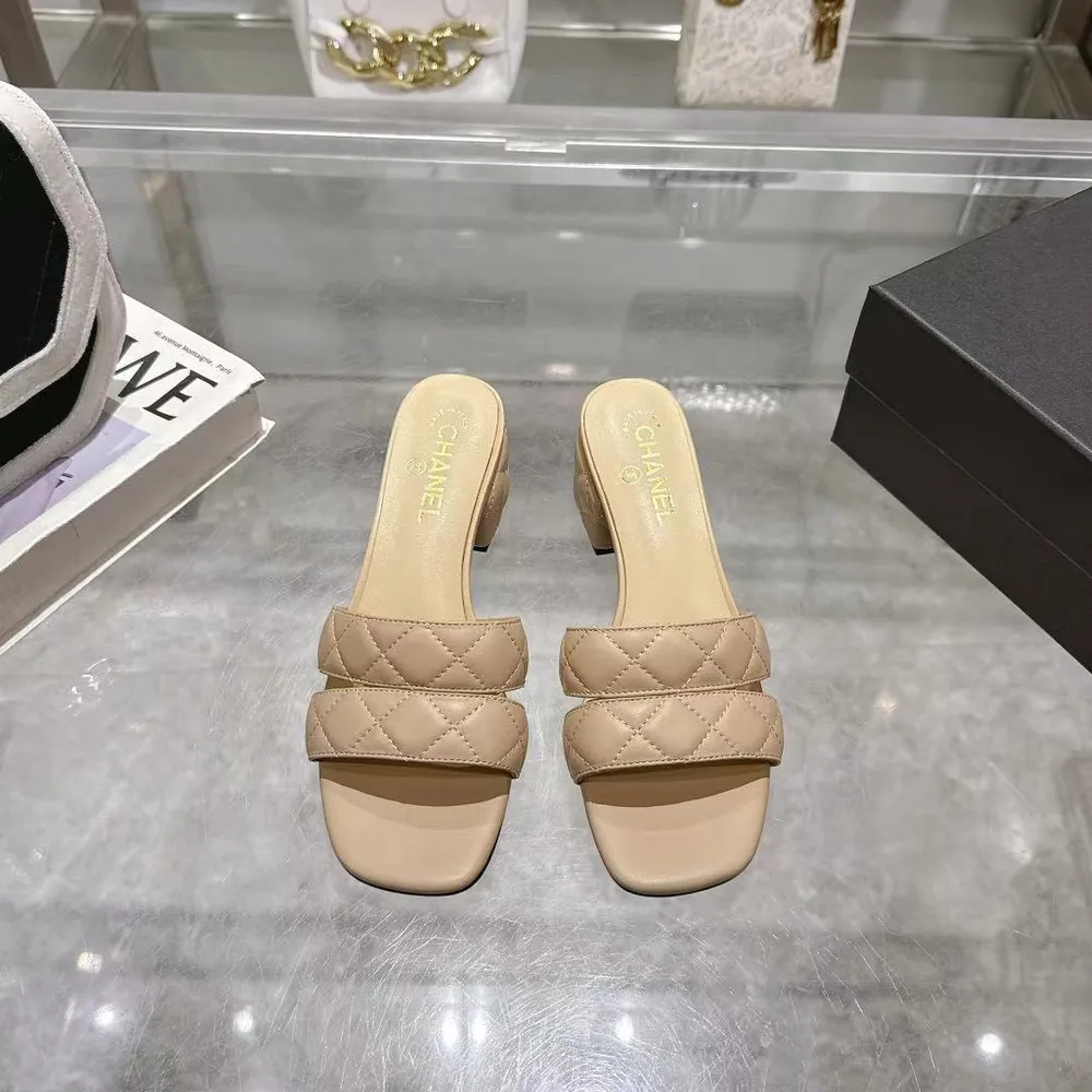 𝐂𝐇𝐀𝐍𝐄𝐋★小香 春夏新品 專櫃新款涼鞋電繡凌格永不褪去的經典元素 💋展現與眾不同的穿搭風格美到無話可說 夏季必入款……     鞋面：進口羊皮/針織面料