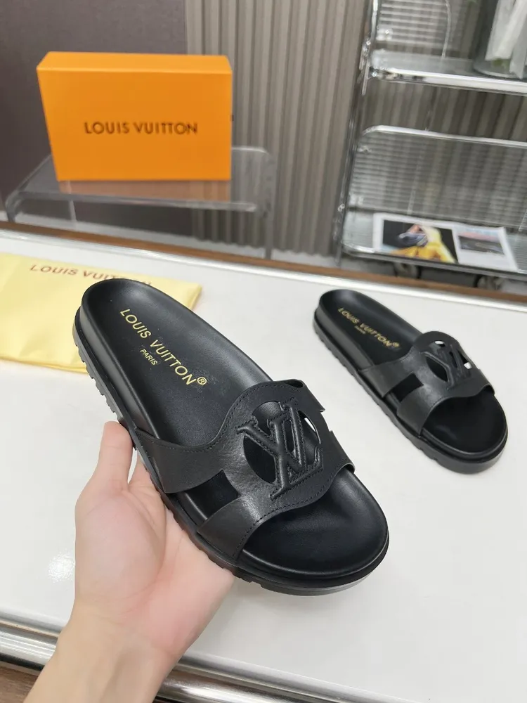 Louis Vuitton路易威登春夏新款拖鞋火爆上市，1:1高階定製，秒殺一切仿品，原版開模LOGO裝飾，既時尚又美觀，面料:進口壓花牛皮，內裡羊皮，精美原版鞋楦。碼數35—42  ,多色可選帶圖下單，出廠價580  歡迎傳圖砸單，
