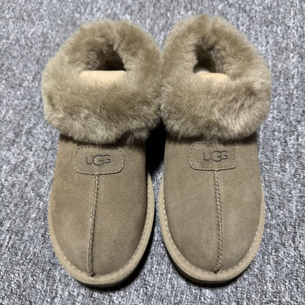 💰530   平臺外貿專供 UGG 女款雪地靴 1134810 薄底 十年品牌製鞋代工廠生產線出品 注重每一處細節 隆豐A級真羊皮毛一體 完全遵循ZP工藝流程打造 尺碼：35 36 37 38 39 40 編號： 23YDEF39