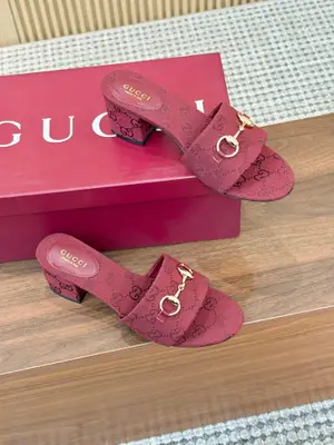 [P620]GuCCl 新款高跟涼拖鞋每個細節皆經過精心細緻打造，採用別具一格的鞋跟彰顯出眾魅力。煥新系列呼應近斯系列展現的格調，通過復古審美和現代風尚，將不同時代融會貫通！