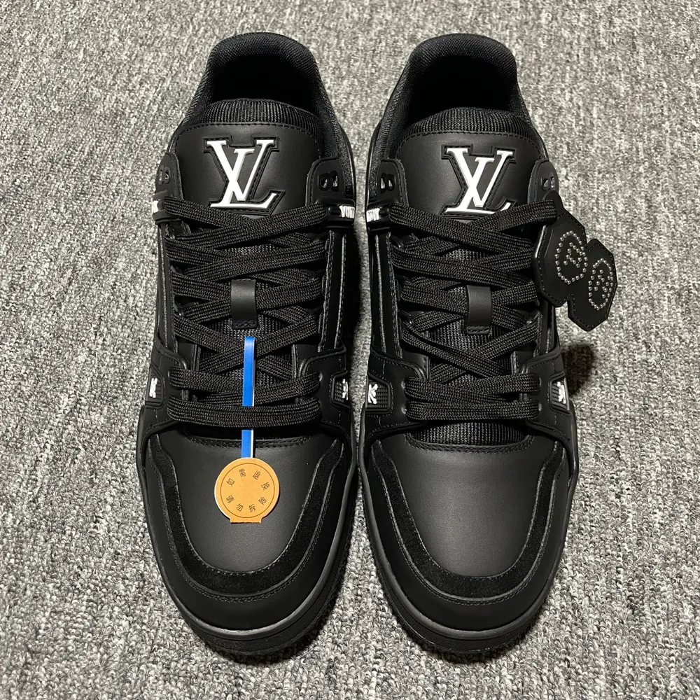 Nigo x Louis Vuitton 路易威登 LV Trainer 聯名款 低幫休閒板鞋 海淘代購同渠道品質 高階零售 外貿充正專供 原版購入開發 ZP級全套包裝 完美楦型 正確卡色 大底TPU 質感媲美原版 細節與原版一致 請注意區