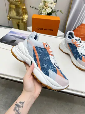 官網專櫃1比1製作，LV路易威登Run 55 運動鞋拼合網格面料、橡膠和粘膠等科技材質，搭配牛皮革材質，共同洋溢運動格調。Monogram 帆布後袢帶等標誌性元素傳遞品牌意趣。