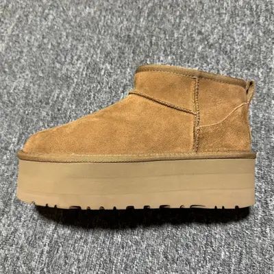 💰560   平臺外貿專供 UGG 女款雪地靴 1135092 五公分 十年品牌製鞋代工廠生產線出品 注重每一處細節 隆豐A級真羊皮毛一體 完全遵循ZP工藝流程打造 尺碼：35 36 37 38 39 40 編號： 26YDEF39