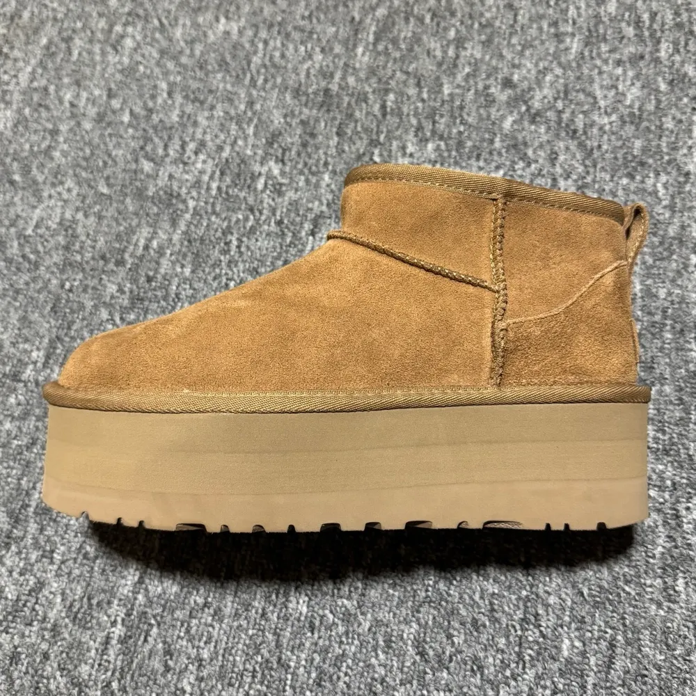 💰560   平臺外貿專供 UGG 女款雪地靴 1135092 五公分 十年品牌製鞋代工廠生產線出品 注重每一處細節 隆豐A級真羊皮毛一體 完全遵循ZP工藝流程打造 尺碼：35 36 37 38 39 40 編號： 26YDEF39