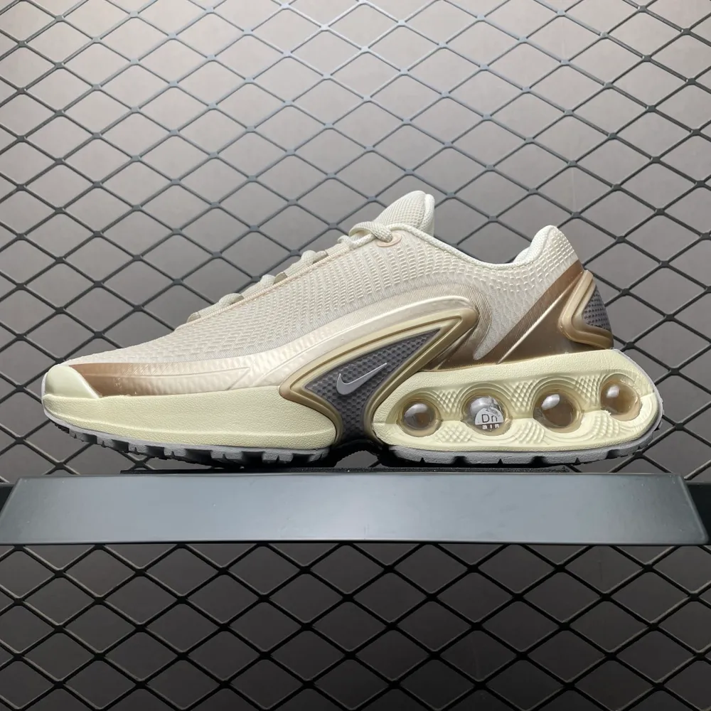 💰550 純原NK Air Max Dn 氣墊跑鞋 HQ3732-050 新版本 全新鞋款在同側採用了四個圓柱倉式的設計，不僅有防滑耐磨性功能，還搭配了周圍一圈柔軟的泡棉材質，提供全新的複合腳感八成還是泡棉腳感 尺碼：36 37 38 3