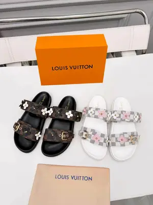 Louis Vuitton路易威登多色可選新款拖鞋火爆上市，1:1高階定製，秒殺一切仿品，原版開模LOGO裝飾，既時尚又美觀，面料:小牛皮，內裡羊皮，精美原版鞋楦，大底，鞋底加水臺4釐米。碼數35—42,  多色可選帶圖下單，P590歡迎傳