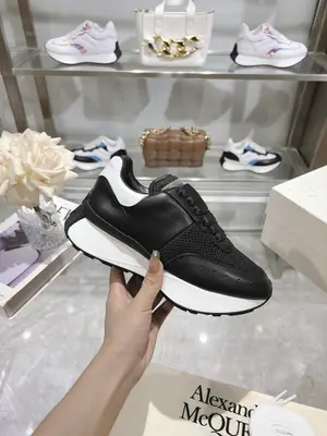 p710 ALEXANDER MCQUEEN/亞歷山大麥昆 2024春夏男Sprint運動情侶款 鞋側面飾有時尚個性字母seal Logo標誌 全皮十網面工藝 高版本油邊工藝 內裡羊皮 牛皮墊腳，不脫層不褪色，最新精美全套包裝 另配有一幅鞋