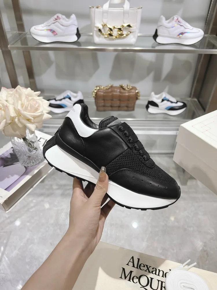 p710 ALEXANDER MCQUEEN/亞歷山大麥昆 2024春夏男Sprint運動情侶款 鞋側面飾有時尚個性字母seal Logo標誌 全皮十網面工藝 高版本油邊工藝 內裡羊皮 牛皮墊腳，不脫層不褪色，最新精美全套包裝 另配有一幅鞋