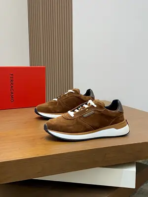 出廠【實價】🏃‍♂️🏃‍♂️菲拉格慕Ferragam 新款男士休閒運動鞋原版設計。這款鞋採用進口牛皮配透氣條紋布鞋面，內裡本染小牛皮 小牛皮鞋墊 上腳柔軟舒適透氣 配原盒全套包裝！看得見的細節和品質。