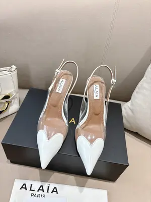 P660 ALAÏA2026 春夏HighLove坡跟穆勒鞋 標誌性愛心鞋頭+透明PVC拼接，辨識度超高!漆皮與裸色透明材質結合，視覺輕盈，坡跟設計拉長腿部線條，穿著更穩