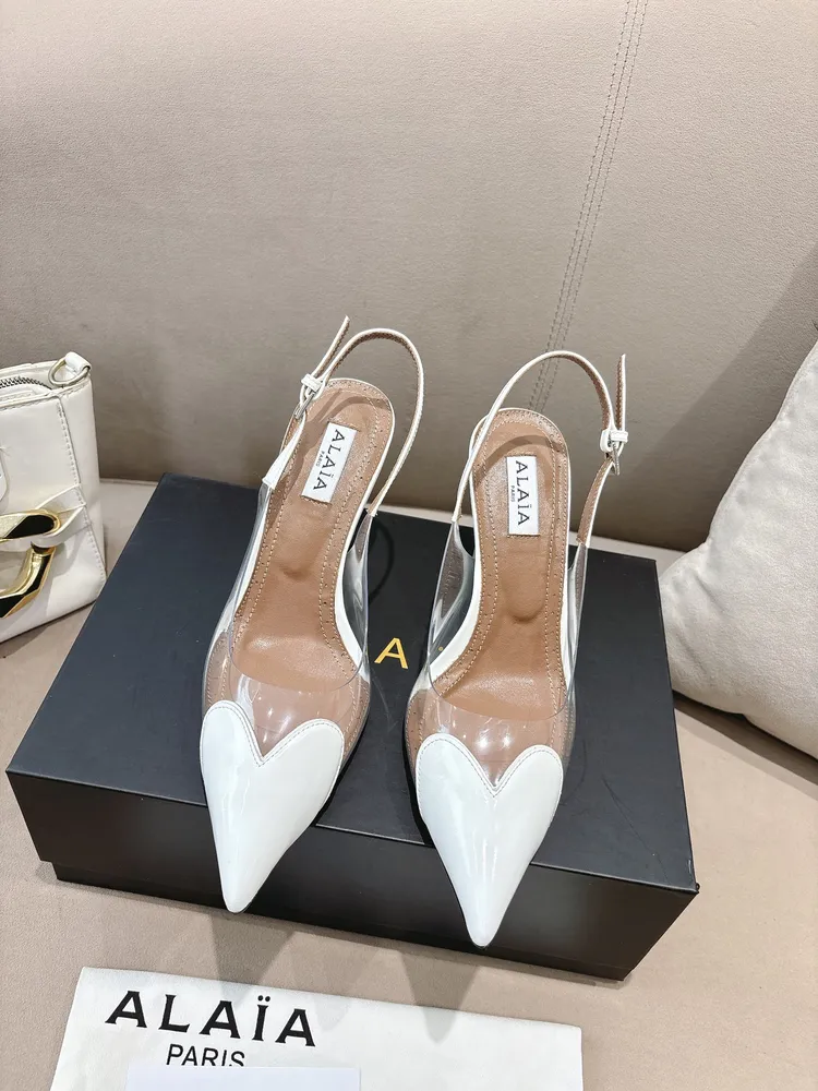 P660 ALAÏA2026 春夏HighLove坡跟穆勒鞋 標誌性愛心鞋頭+透明PVC拼接，辨識度超高!漆皮與裸色透明材質結合，視覺輕盈，坡跟設計拉長腿部線條，穿著更穩