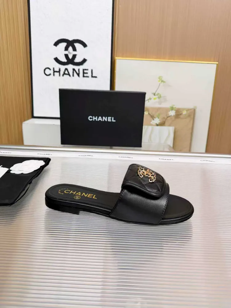 Chanel香奈兒 26C新款女款 雙C書包扣平底涼拖鞋，面料羊皮，顏色：黑色：白色：粉色：杏色，碼數：5-40（定做41  42   43定做不退換）出廠價：橡膠底p570   皮底+40