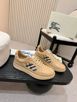 女款660元！ Burberry2025爆款出爐，歷經三年經典格子迴歸，百搭，裝飾精紡 Burberry 格紋圖案。搭配網眼內襯和格紋鞋帶，橡膠鞋底飾有典藏 Burberry 字母徽標。來自 Burberry 經典之作系列，以鮮明品牌風格詮