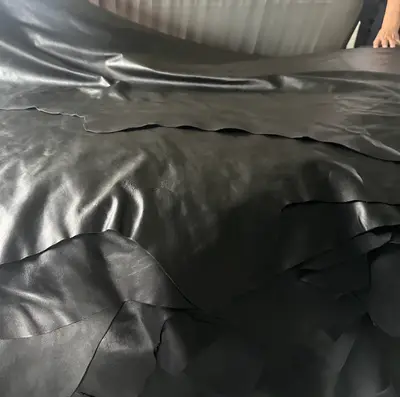# 上等的皮料是RO這款鞋核心所在 PT首家內裡、鞋墊、中底全部用粒面小牛皮的（市場流通版本為壓縮成本全部用超遷頂替，舒適度和透氣性大打折扣）進口全粒面頭層小牛皮，細納帕紋路亮面風格，手感細膩且按壓具有紋路感，正品還原度98%