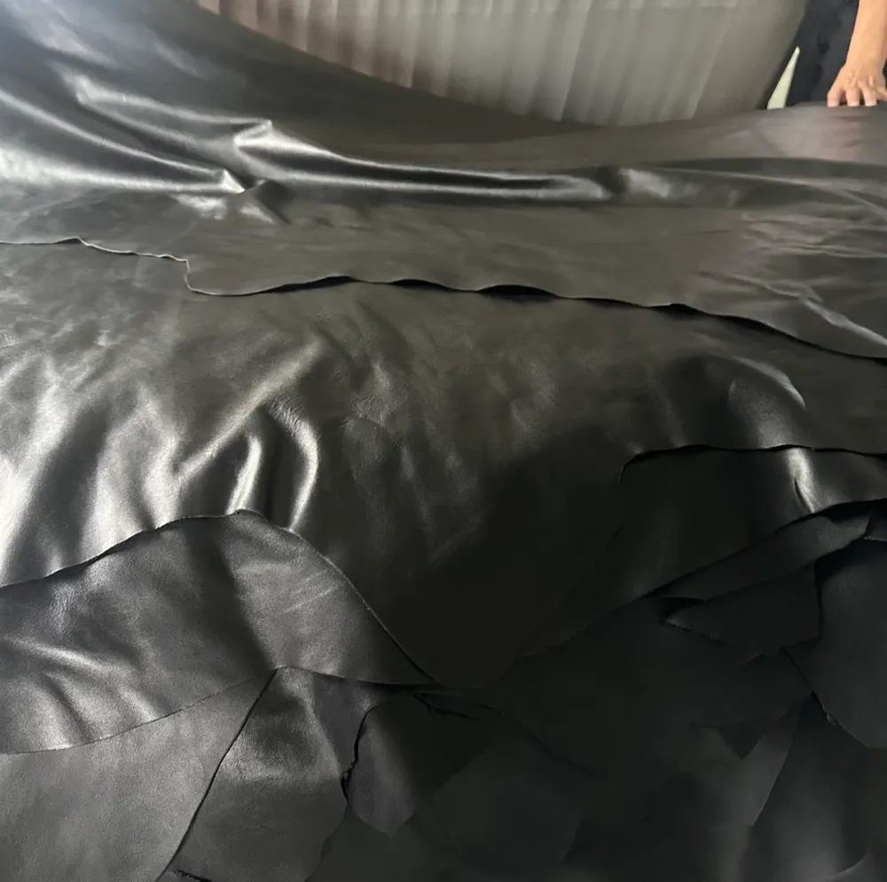 # 上等的皮料是RO這款鞋核心所在 PT首家內裡、鞋墊、中底全部用粒面小牛皮的（市場流通版本為壓縮成本全部用超遷頂替，舒適度和透氣性大打折扣）進口全粒面頭層小牛皮，細納帕紋路亮面風格，手感細膩且按壓具有紋路感，正品還原度98%