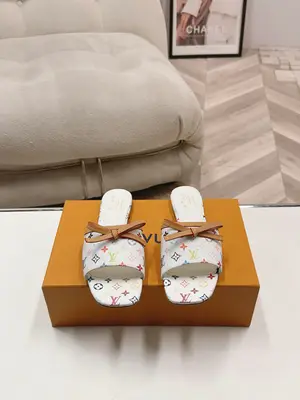 💰660 size:35-39(40.41)Louis Vuitton 路易威登春夏一字帶平底拖鞋