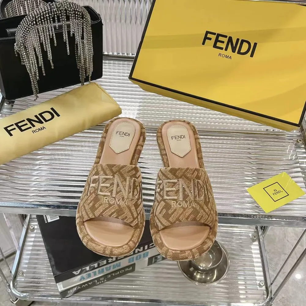 2025新款Fendi芬迪家的水臺拖鞋全新上線，這波新品簡直殺瘋了💥每年必火的FF拖，今年又玩出新花樣，新加入的水臺設計，直接美到失語🤯。腳感舒適到不想脫，經典地位穩穩拿捏，不管是甜妹風、酷颯風，還是休閒風，它都能完美適配，時尚感狠狠拿